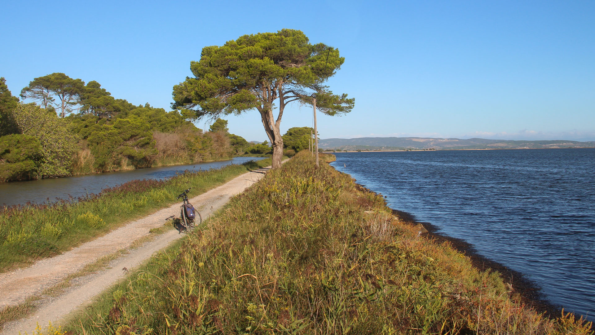 voie vélo entre étang de Thau et mer Méditerrannée