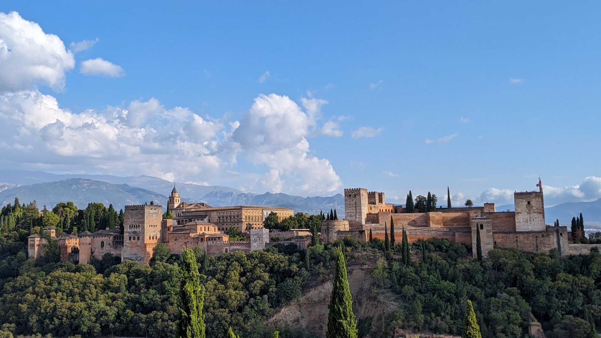 l'Alhambra, palais médiéval fortifié à Grenade