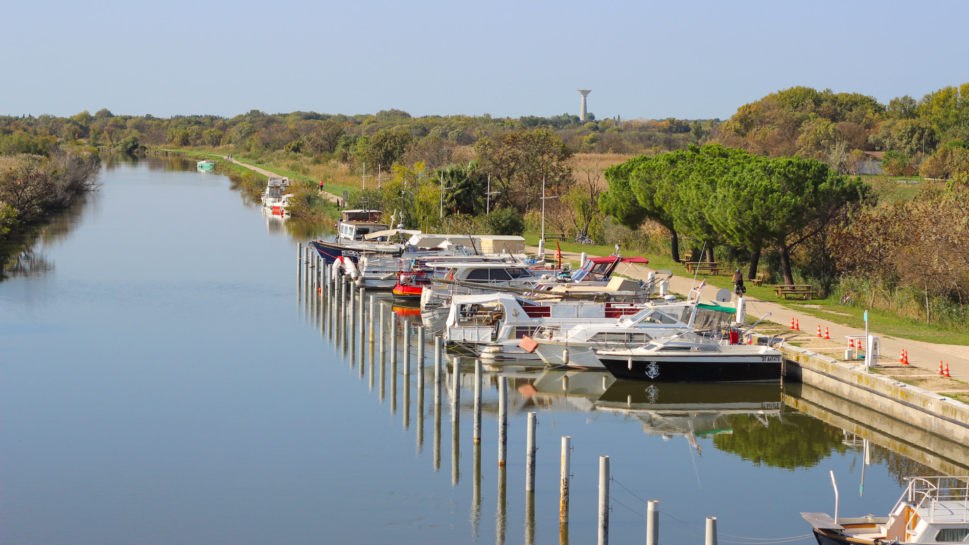 voie verte et petit port en Camargue