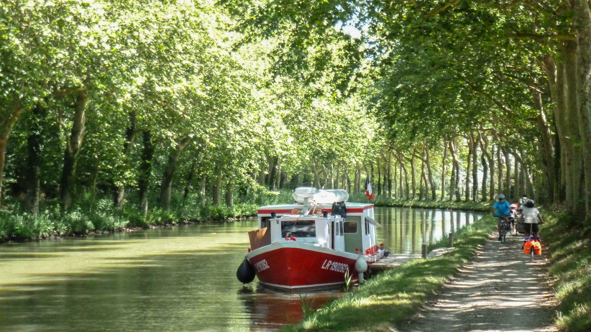 croisement de vélos le long du canal de la Garonne