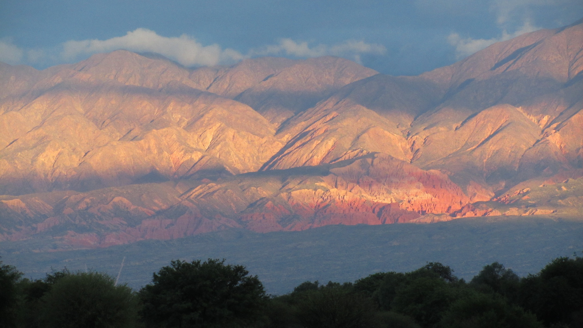 le canyon de La Quebrada de Humahuaca et ses montagnes de terre rouge.