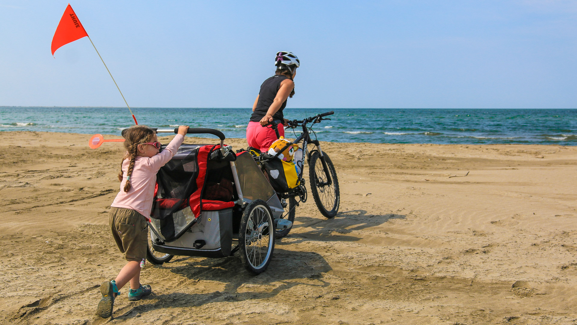 arrivée en bord de mer à vélo avec des enfants aux Stes Marie