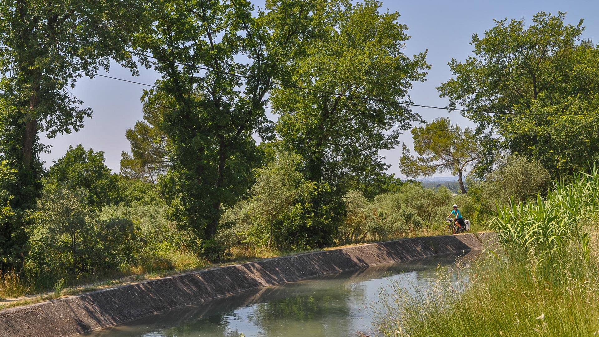 vélo en Provence, le long d'un canal