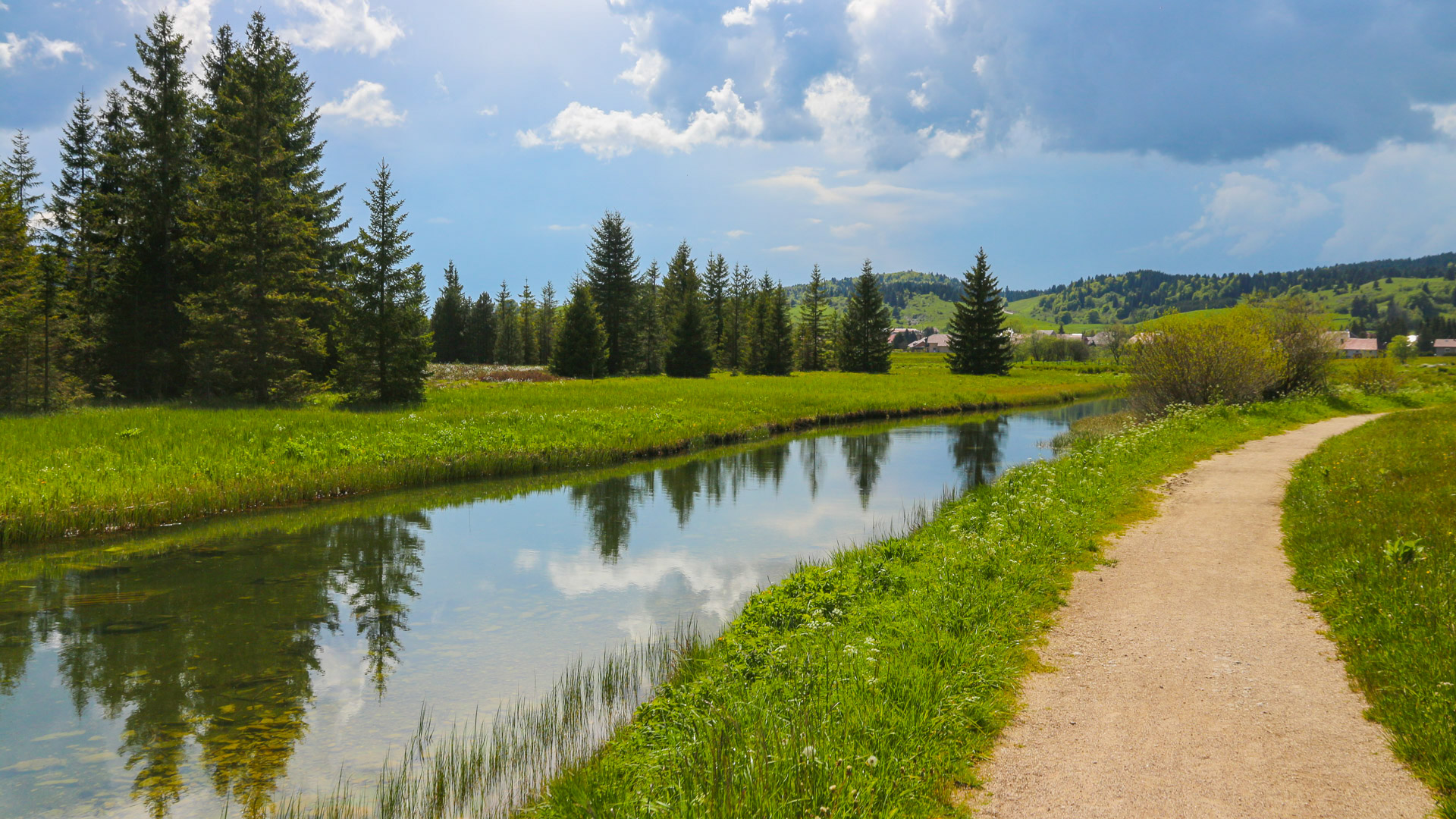 voie vélo en bord de rivière dans le massif du Jura