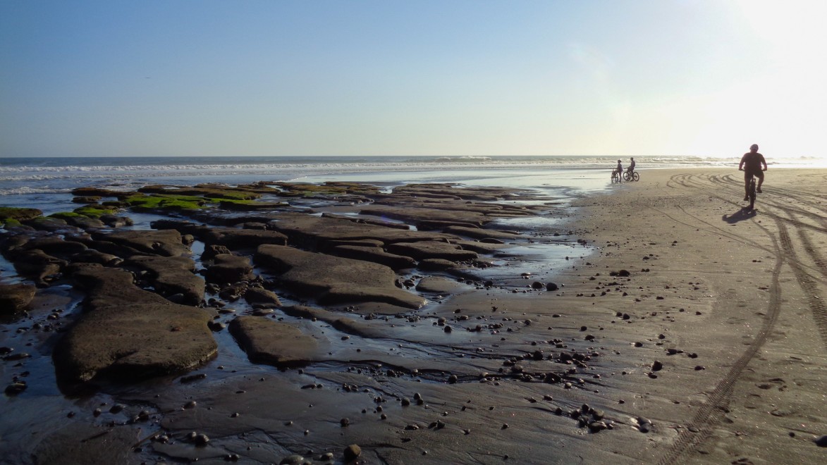 vélos sur une plage de sable blanc à Bali