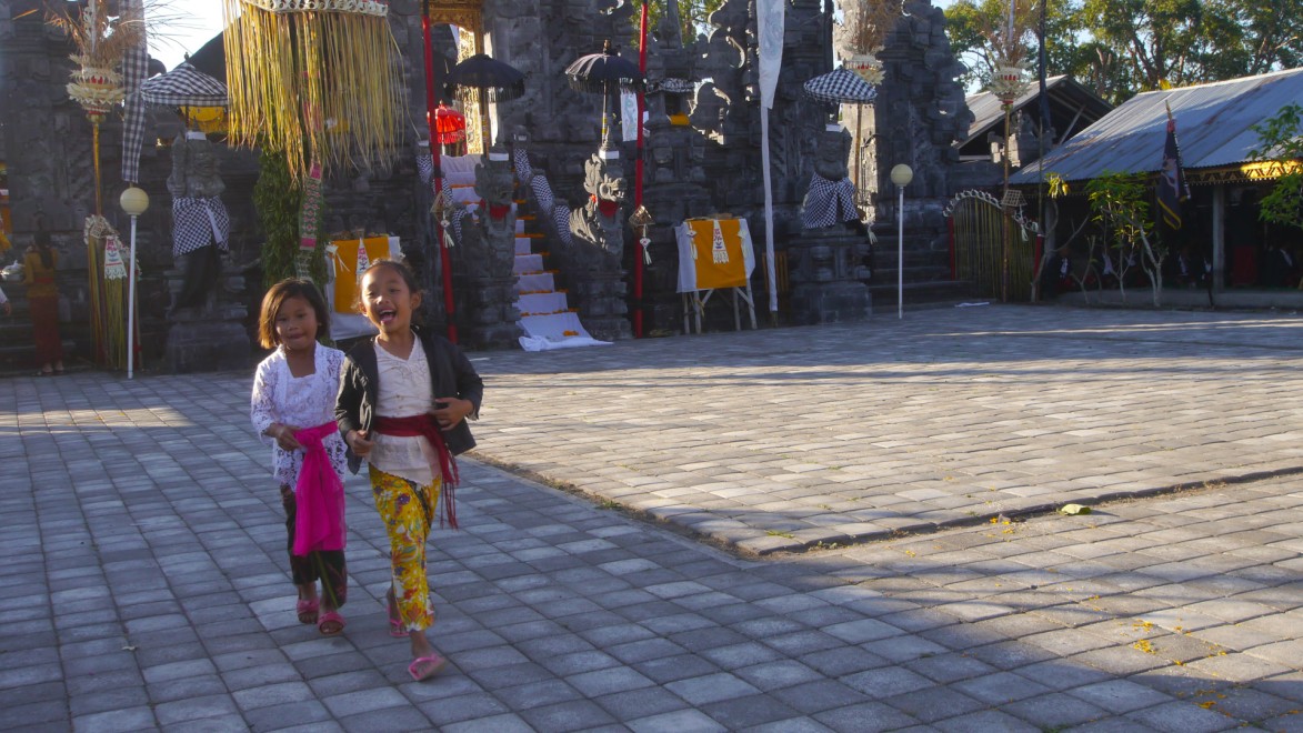 enfants marchant dans un temple en Indonesie