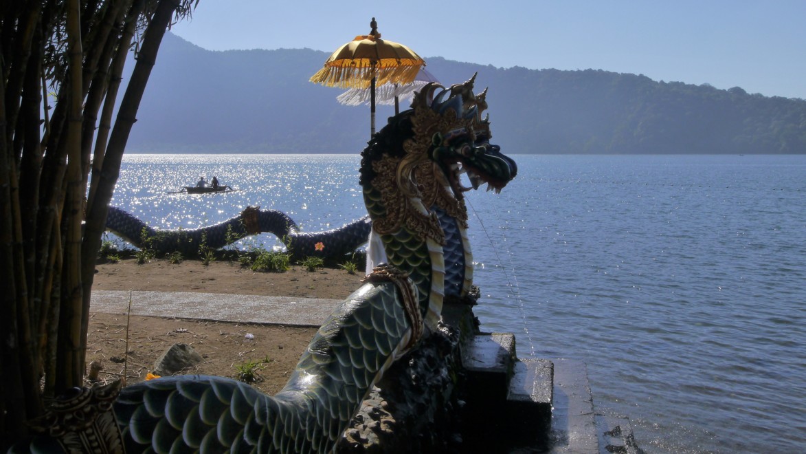 sculpture de dragon devant une paysage lacustre à Bali
