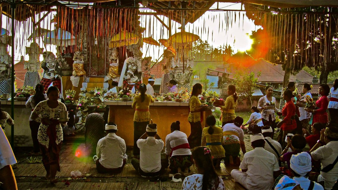cérémonie dans un temple de Bali