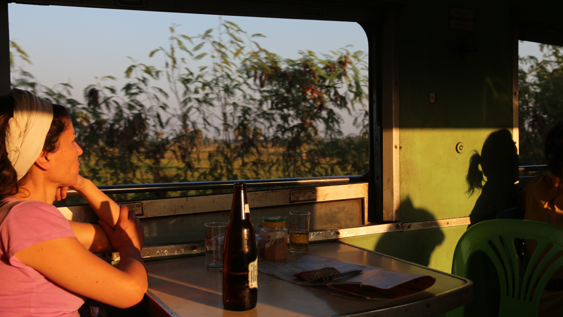 femme dans le train regardant par la fenêtre