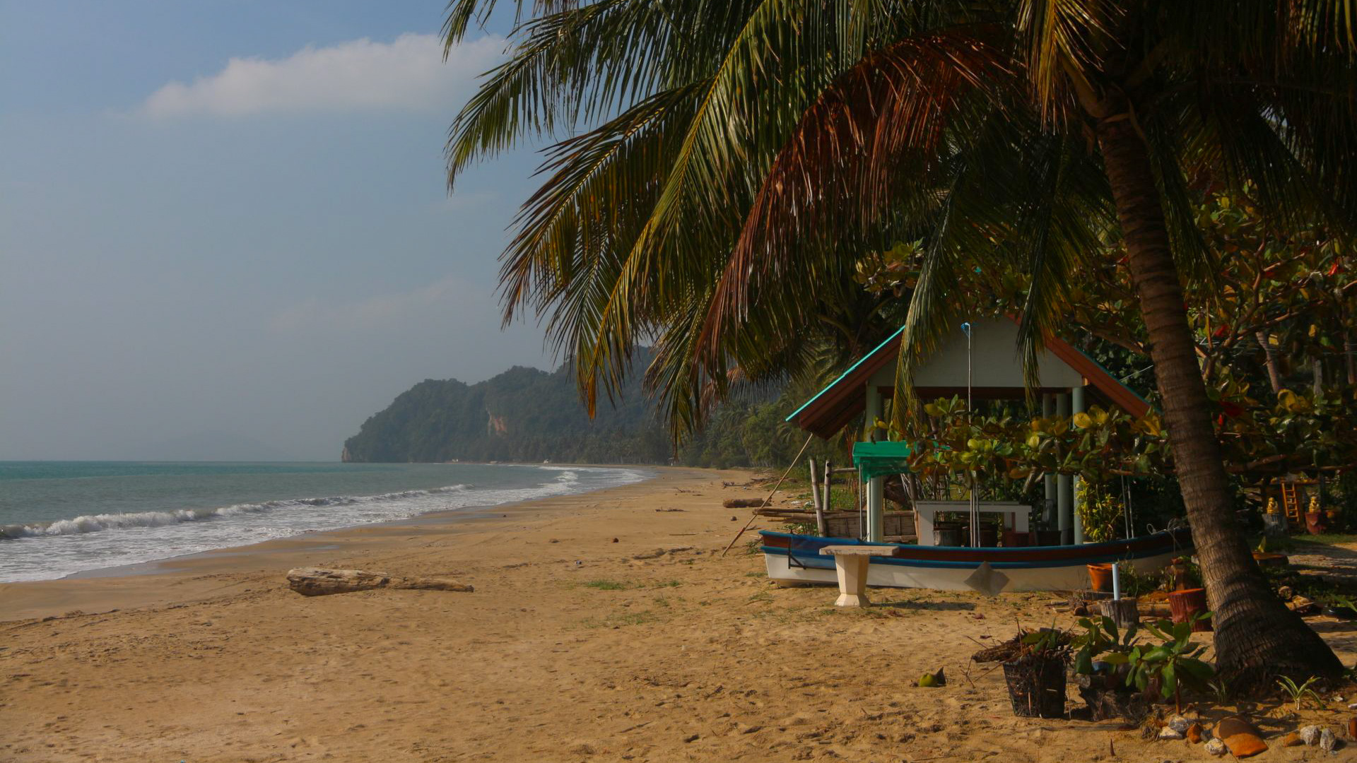 plage Thaïlande avec cabane et palmiers