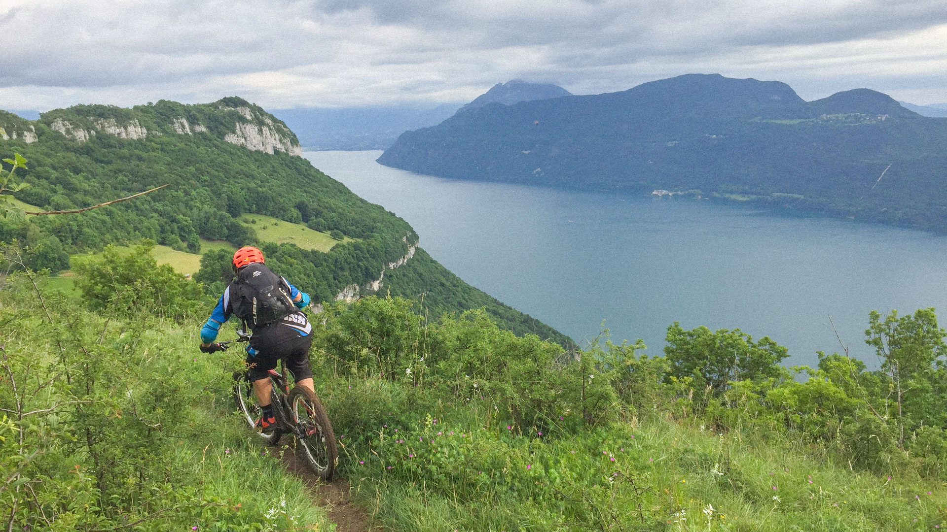 single en balcon au-dessus du lac du Bourget