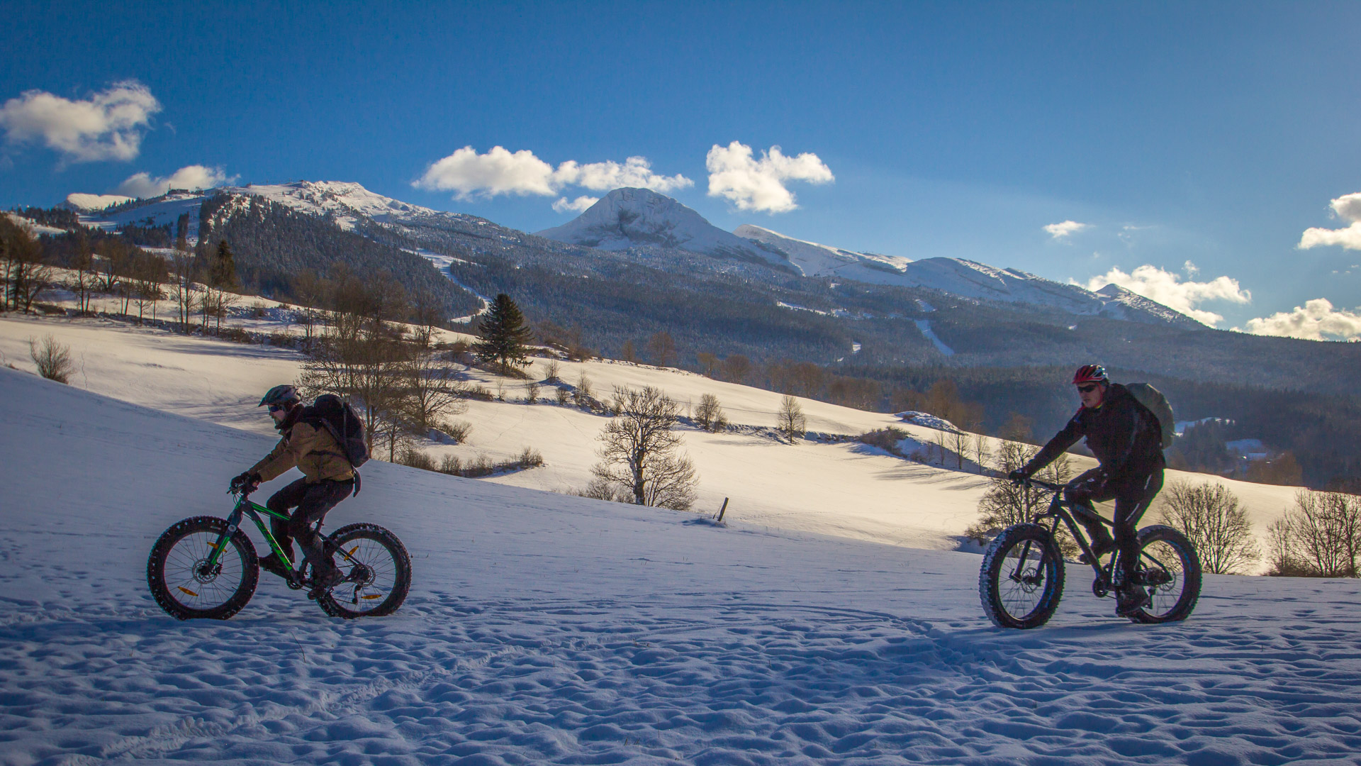 vtt à gros pneus sur les pistes enneigées du vercors