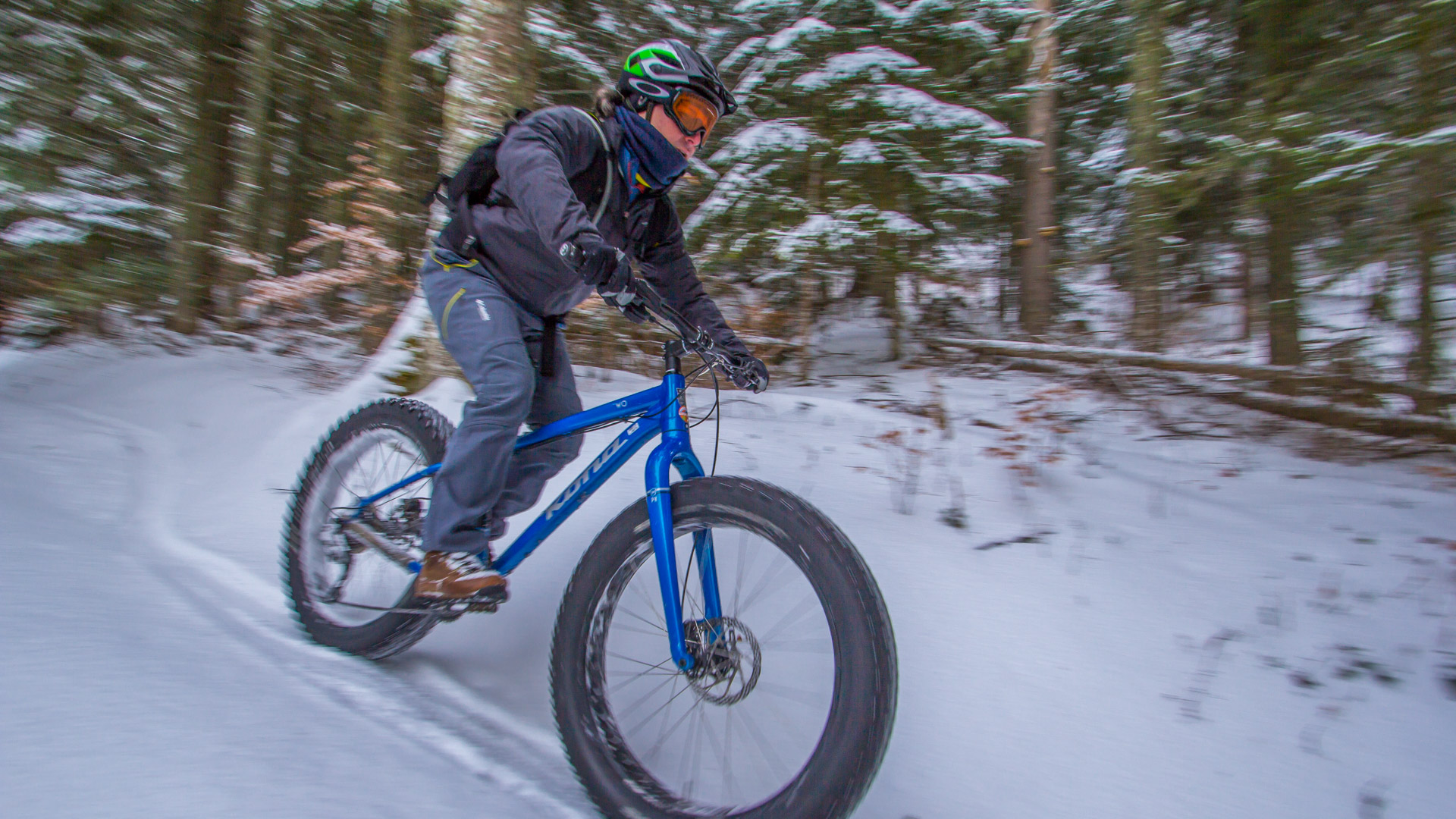 descente engagée dans la neige en fat bike