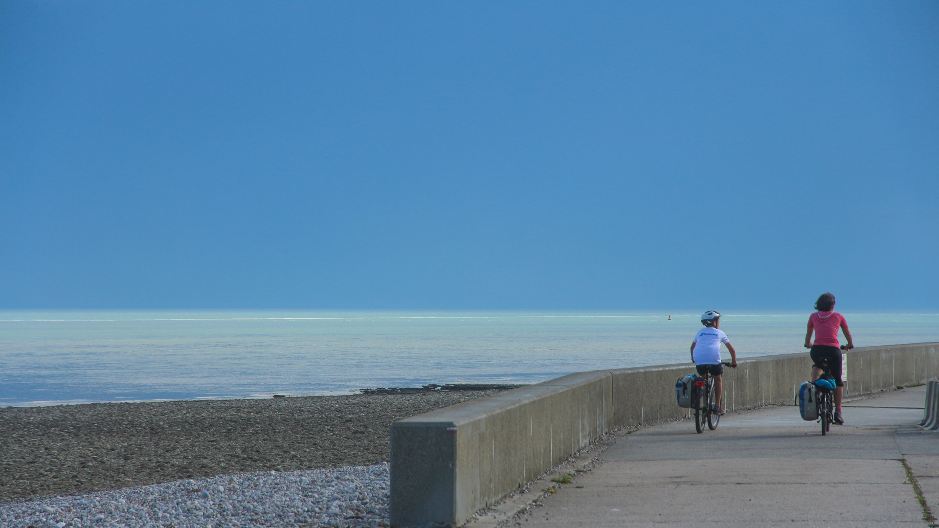 famille pédalant au bord de la Manche en Normandie