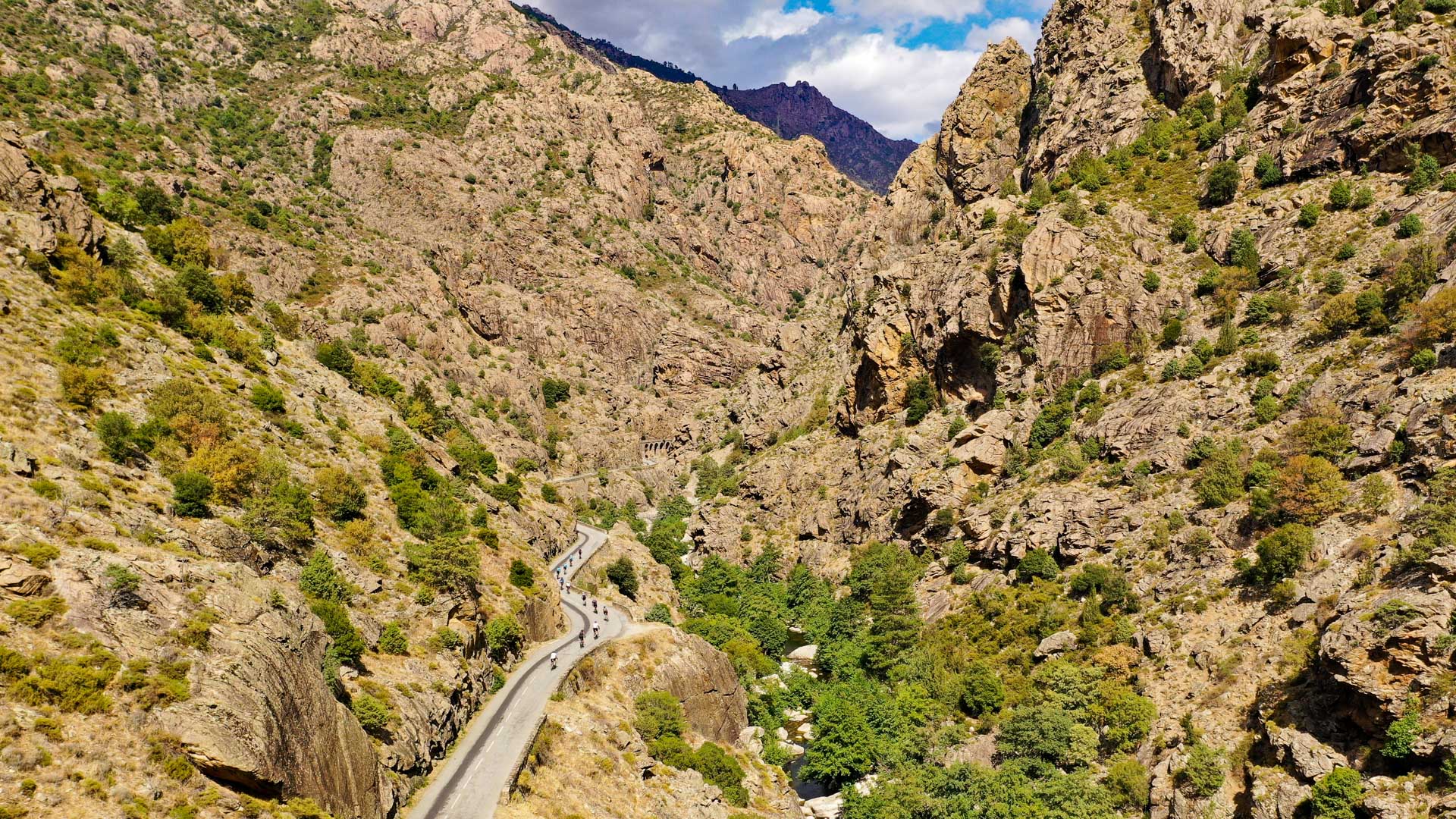 vélo de route corse route entre deux falaises