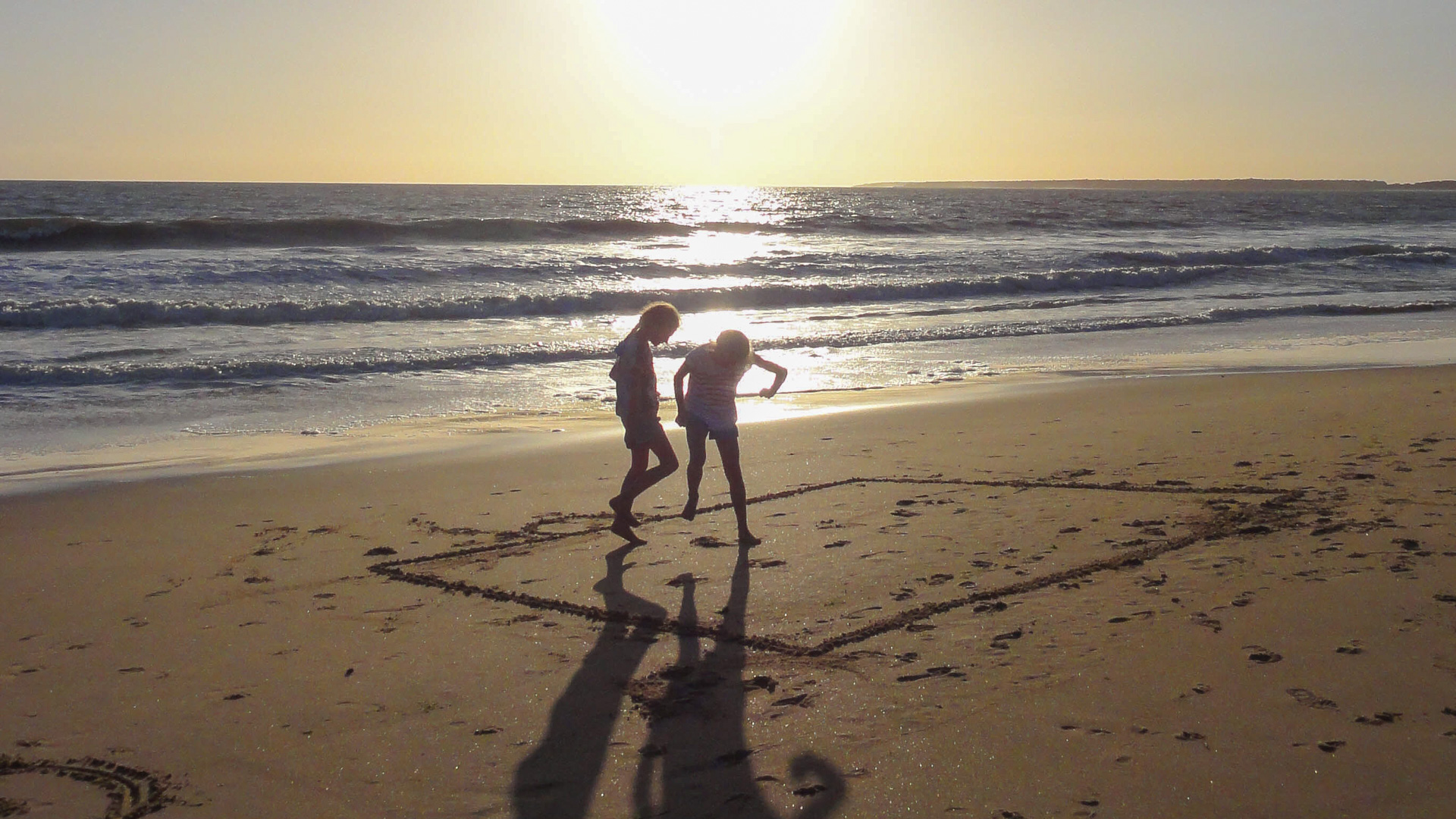 fin du jour sur la plage, les enfants jouent