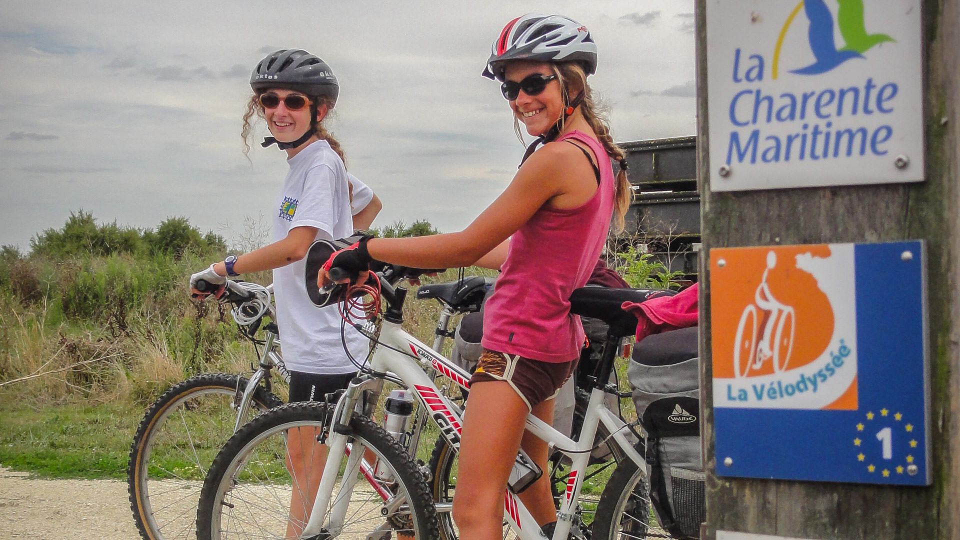 2 adolescentes à vélo sur la célèbre véloroute la Vélodyssée