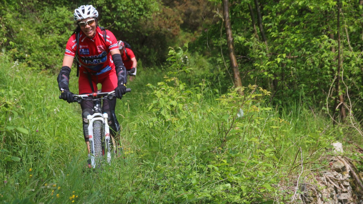 vététiste sur un sentier au cœur de la végétation méditerranéenne