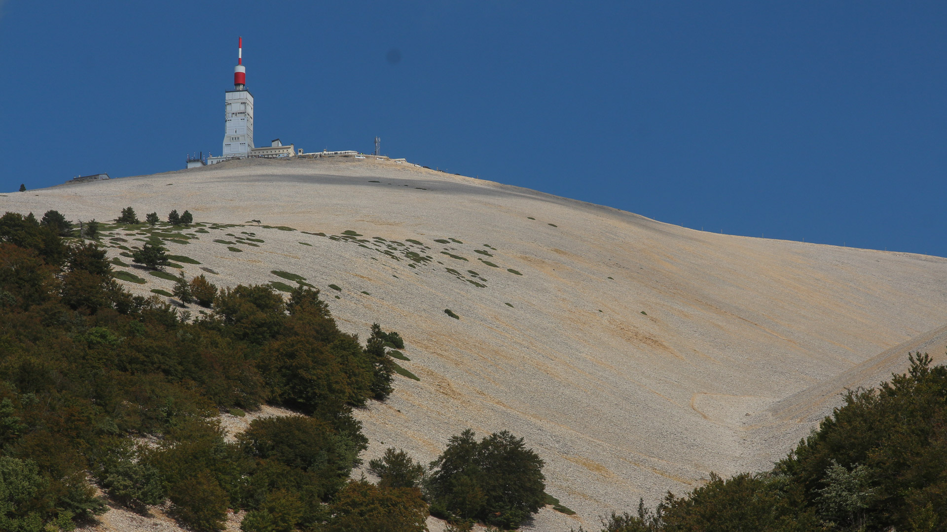 le sommet du Mont Ventoux pris de plus bas, pendant l'ascension