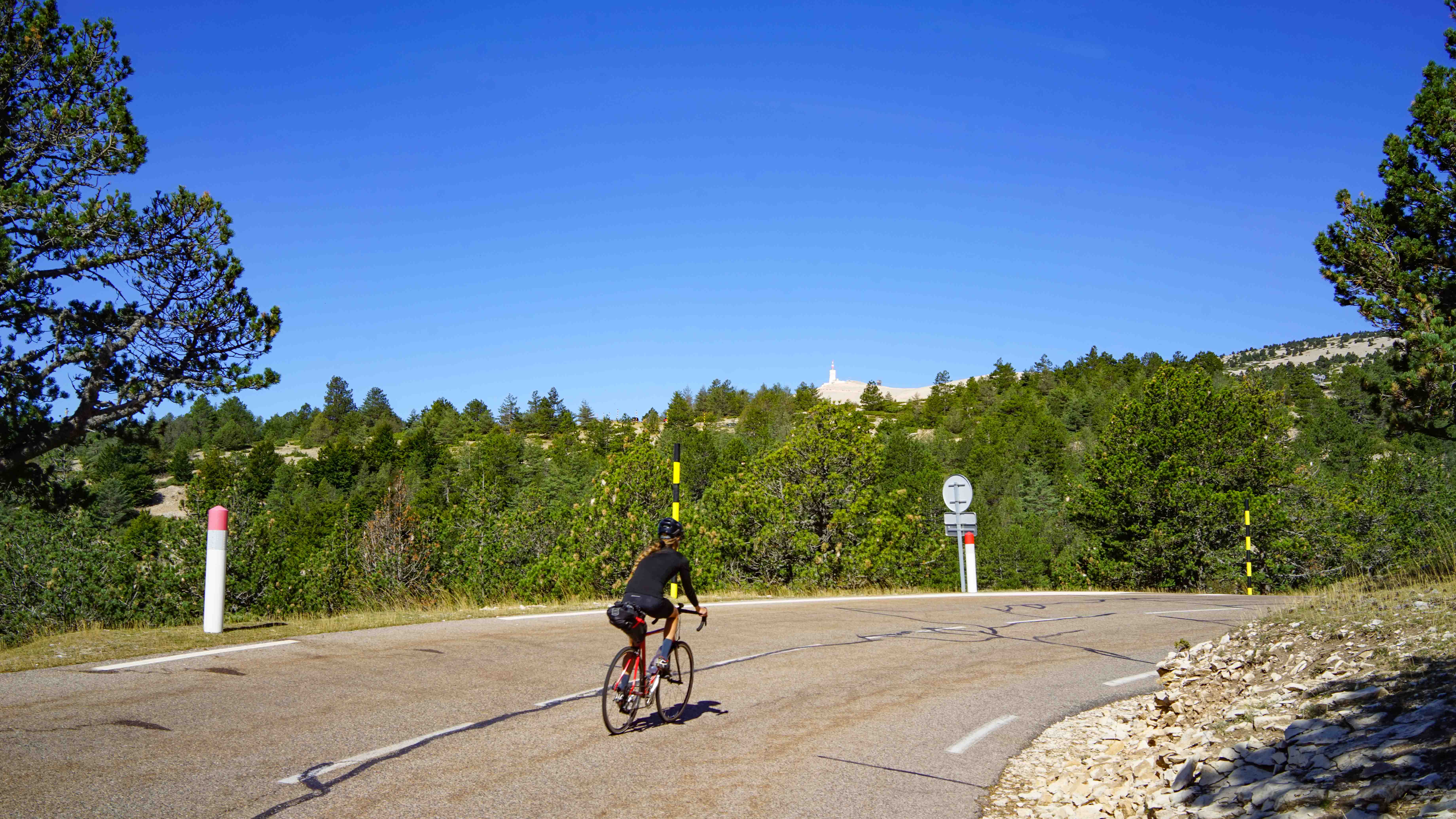 une cycliste en direction du Mont Ventoux, que l'on aperçoit en toile de fond