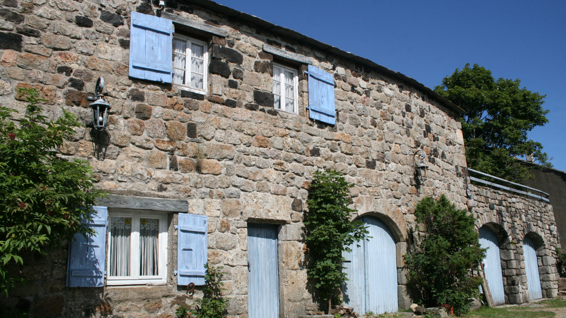 maison aux volets bleus en Ardèche