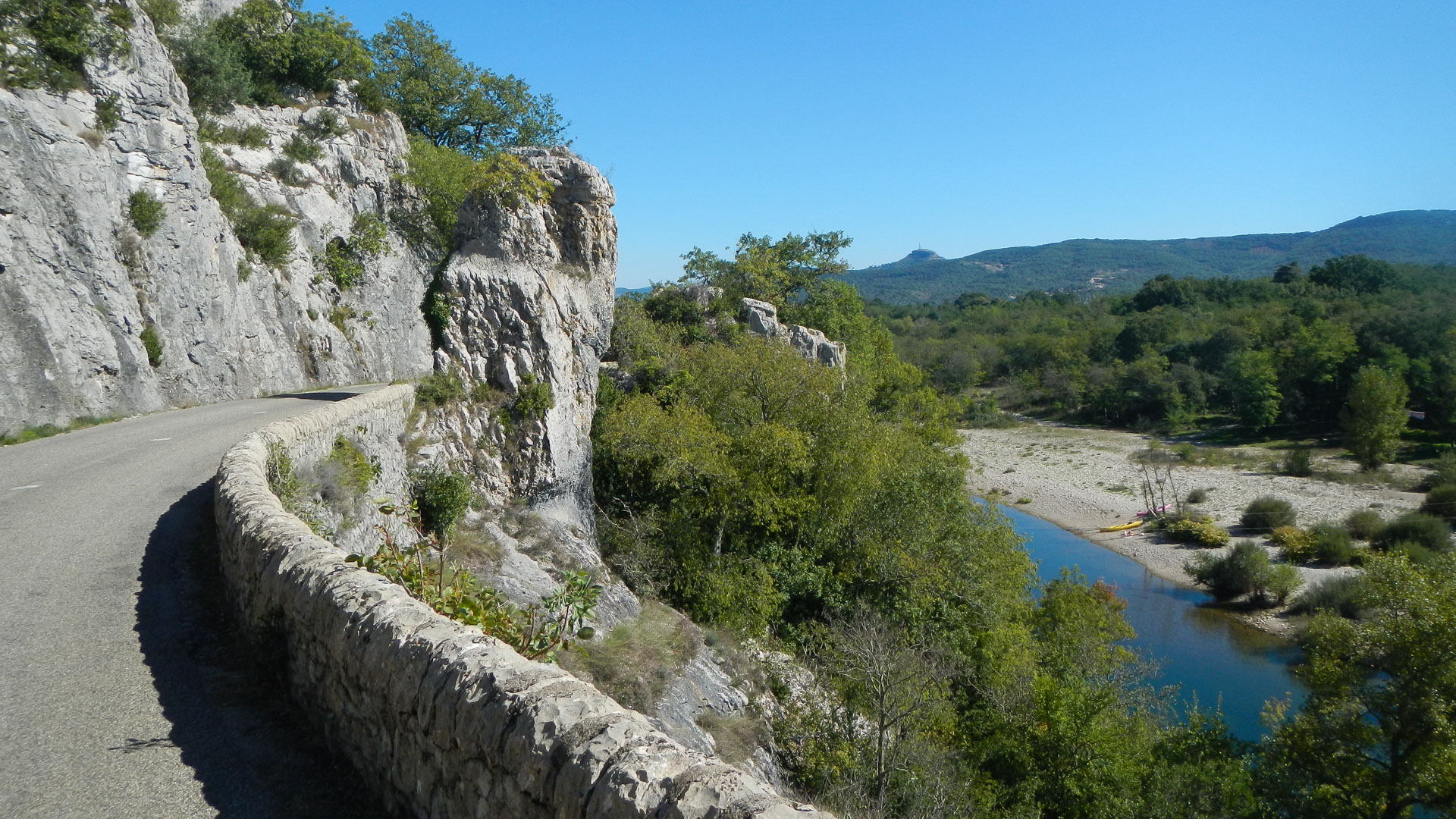 à vélo, route en balcon au-dessus des gorges en Ardèche