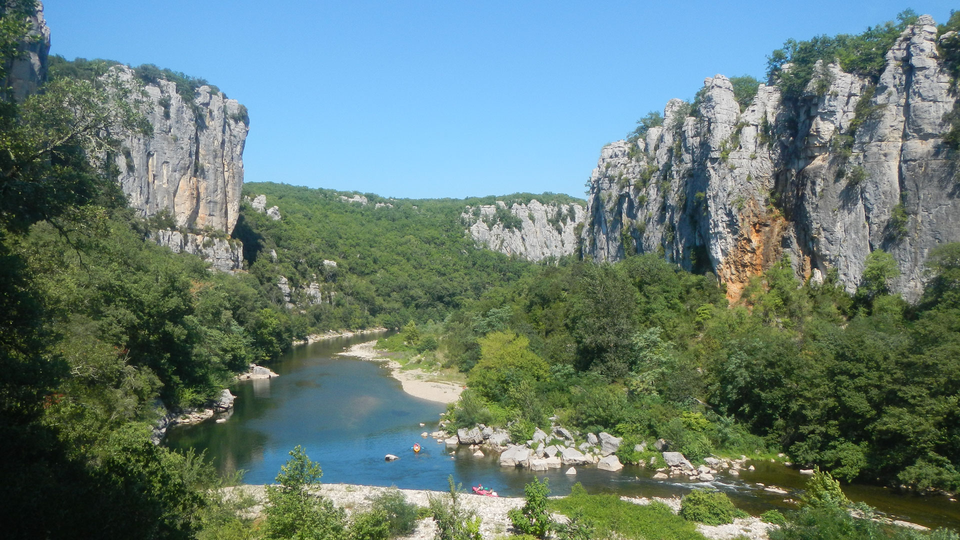 le défilé des gorges de l'Ardèche et ses canoés