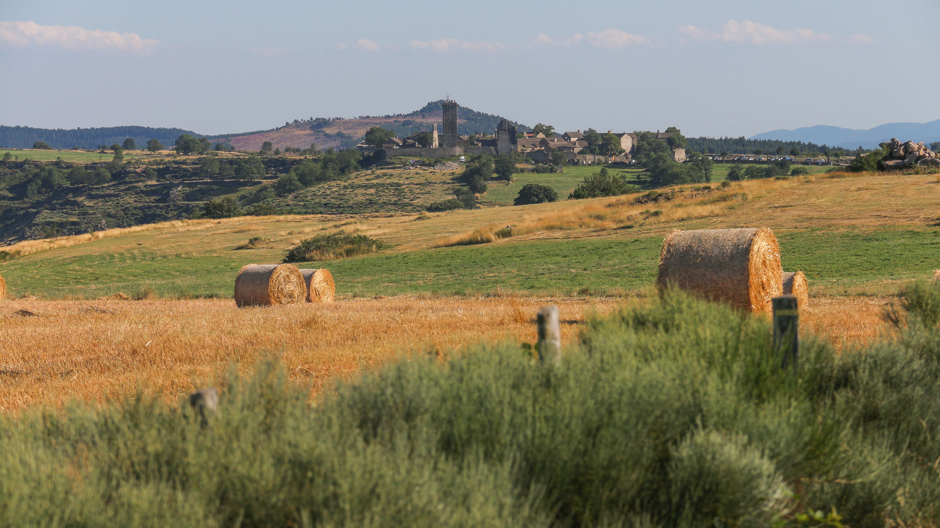 village et bottes de pailles sur le plateau ardéchois