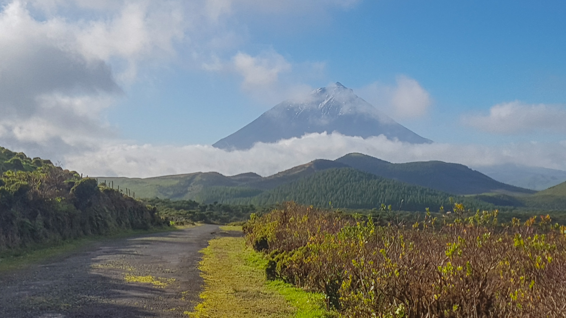 Piste avec vue sur les montagnes volcaniques et enneigées des Açores