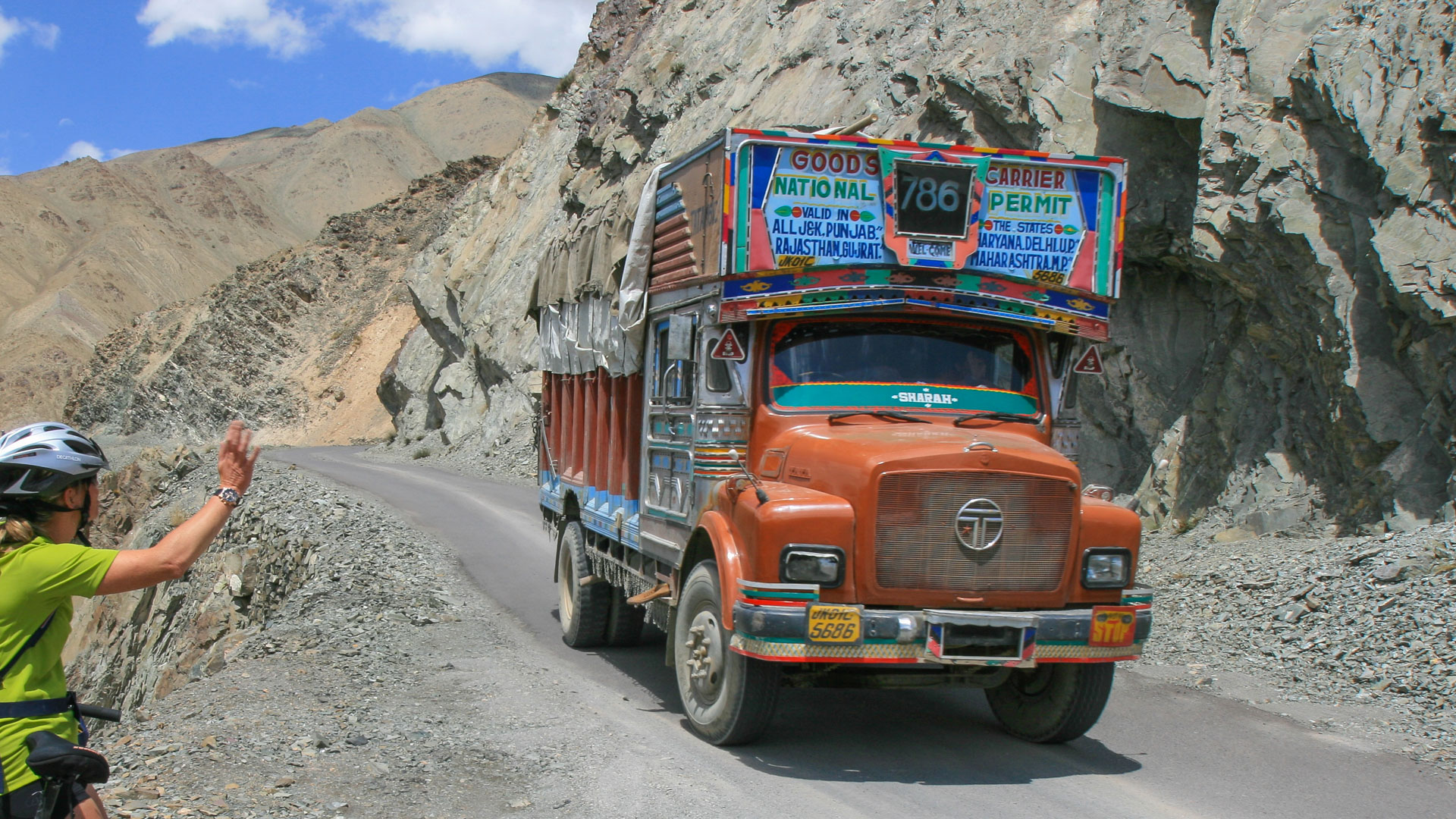 camion Tata indien, coloré et décoré, sur une route en Himalaya
