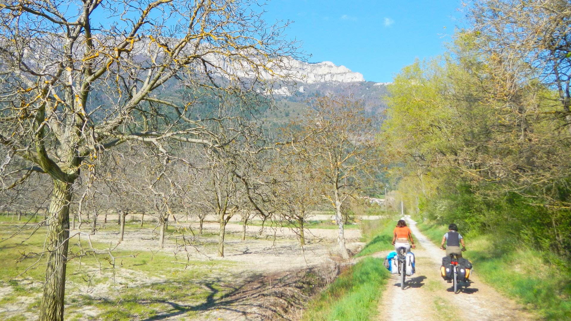 vélo sacoches sur une piste dans le Diois