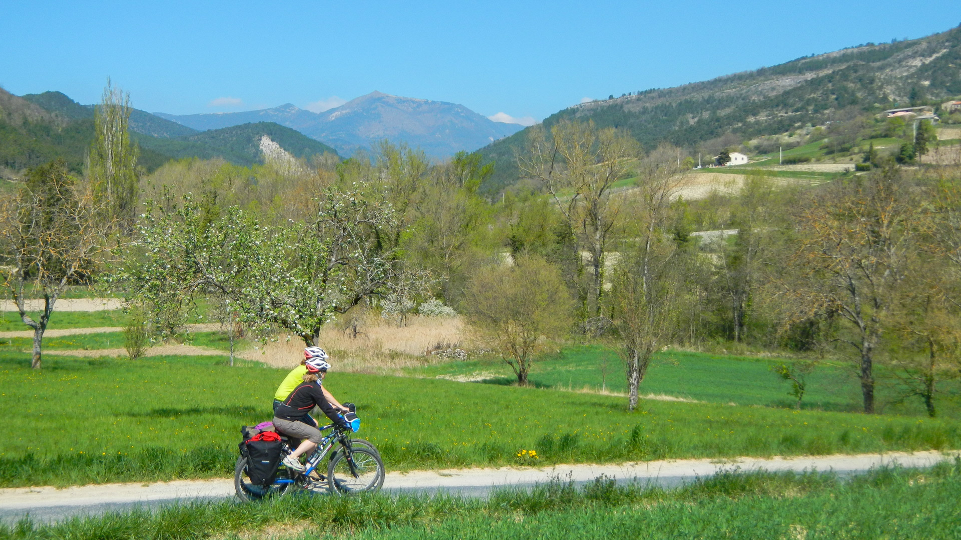 à vélo sacoches sur les routes de la Drôme