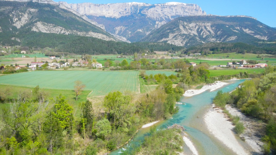 la rivière Drôme et la montagne de Glandasse