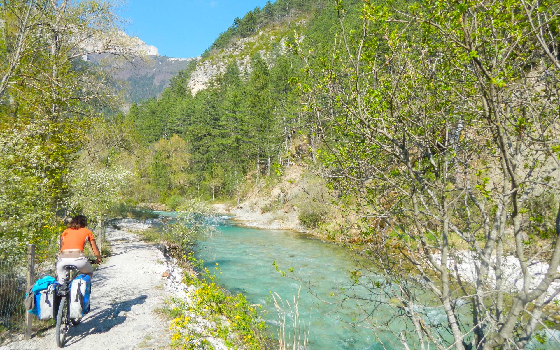 en bord de rivière à vélo vers Châtillon en Diois