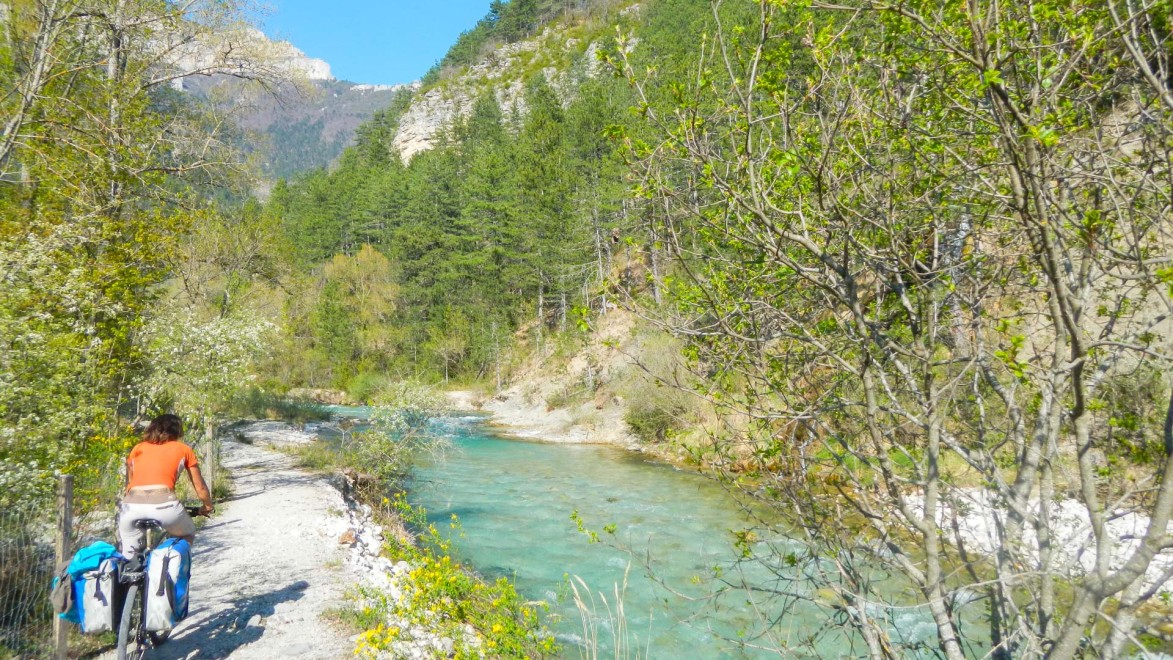 en bord de rivière à vélo vers Châtillon en Diois