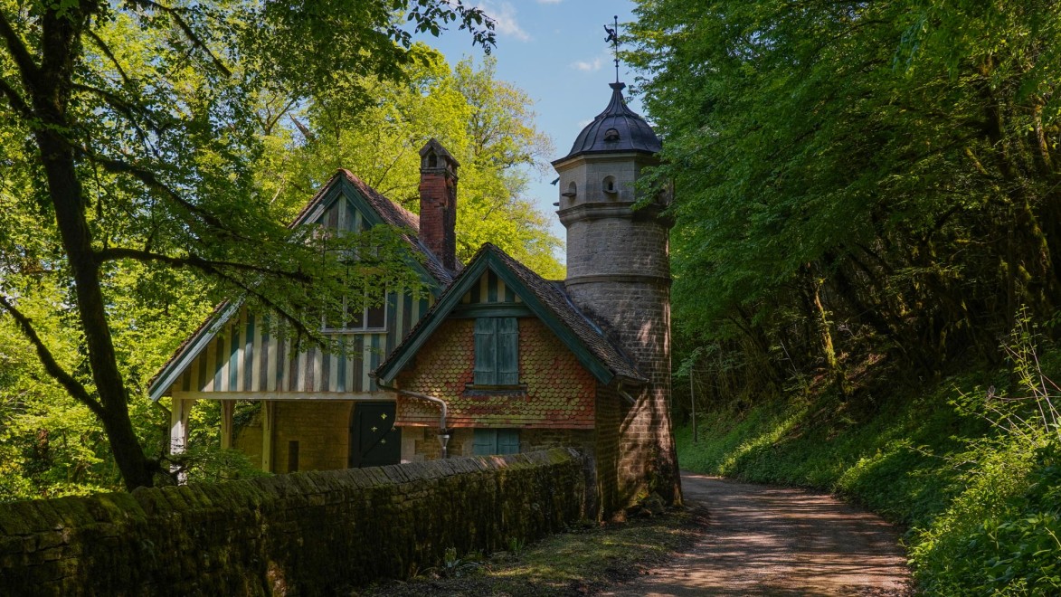 château au bord d'une petite route dans le Jura