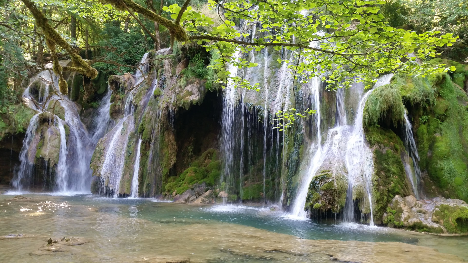 jolie cascade dans le Jura