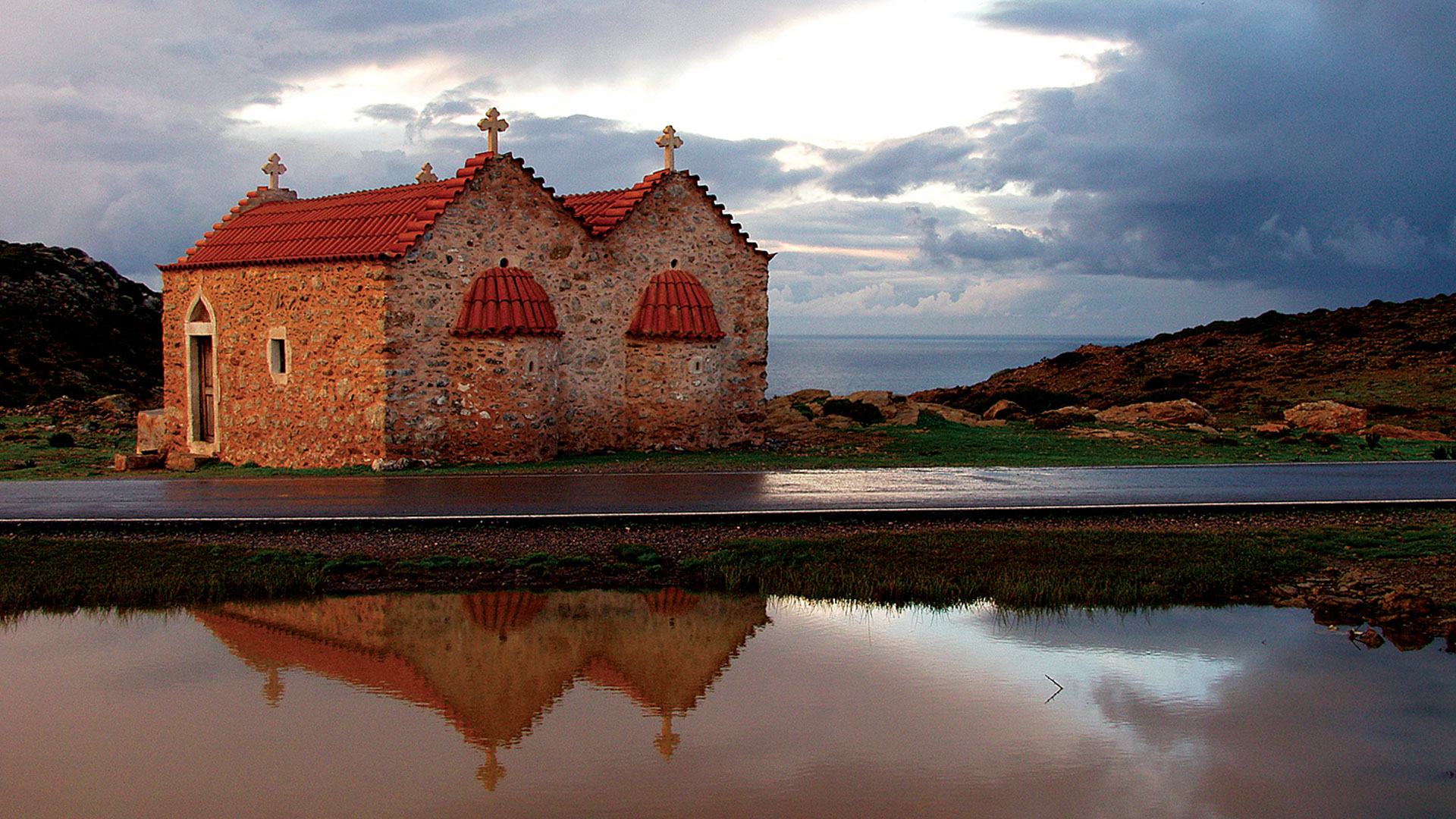 une église grecque orthodoxe se reflète dans l'eau