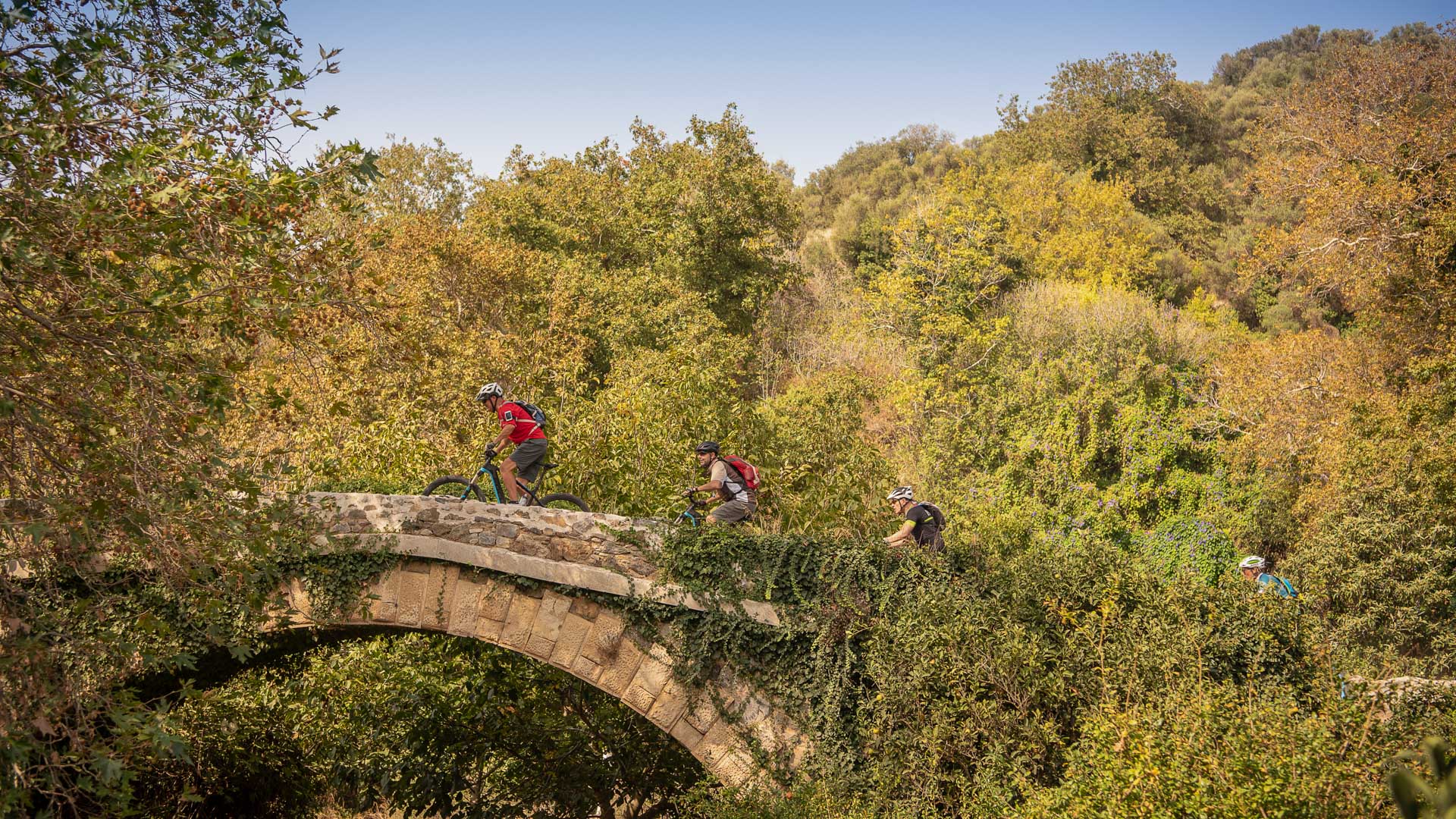 des VTT dans l'ambiance lunaire des sommets de la Crète orientale