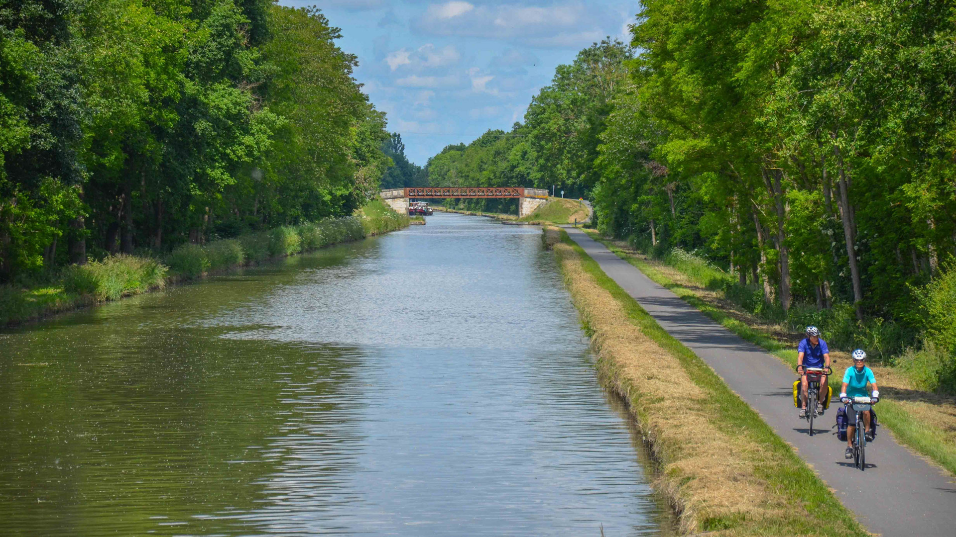 à vélo électrique sur le canal de Bourgogne