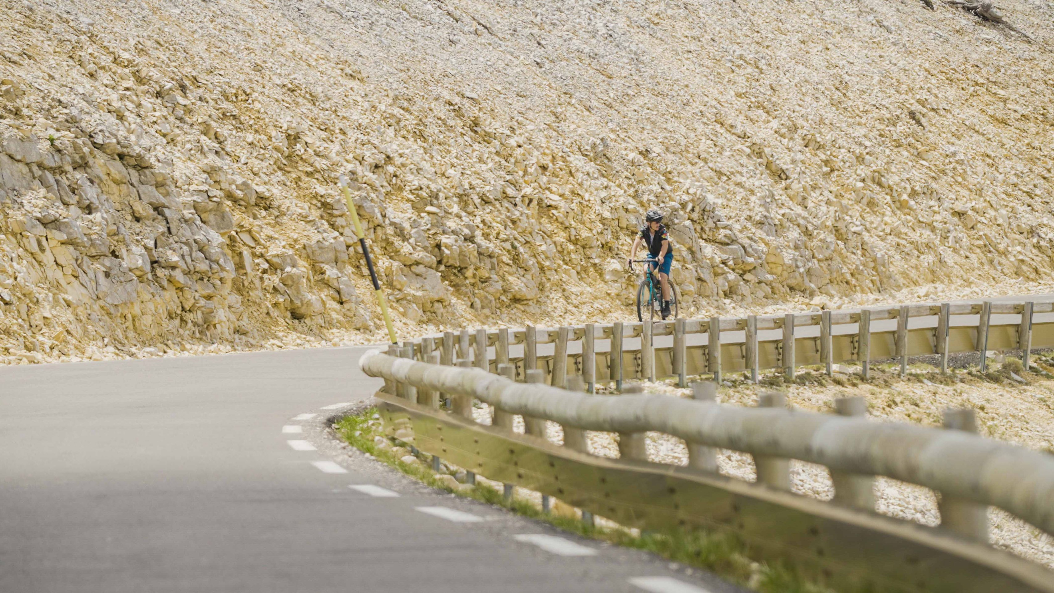 un cycliste dans l'ascension du Mont Ventoux