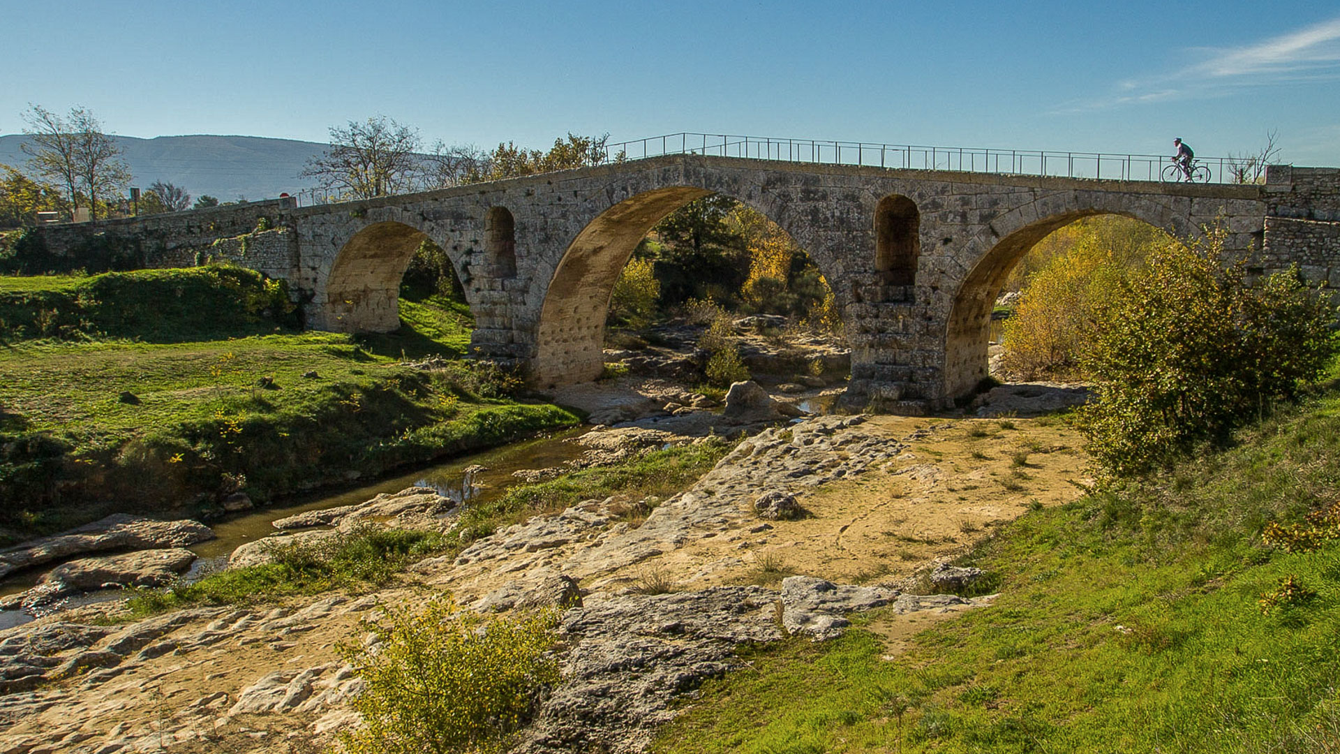 le Pont Julien, monument emblématique de l'architecture romaine, situé à Bonnieux