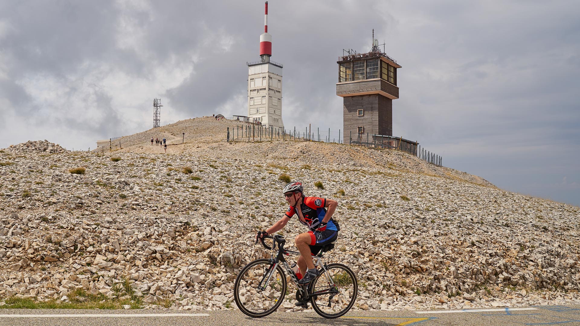un cycliste qui approche du sommet du Mont Ventoux
