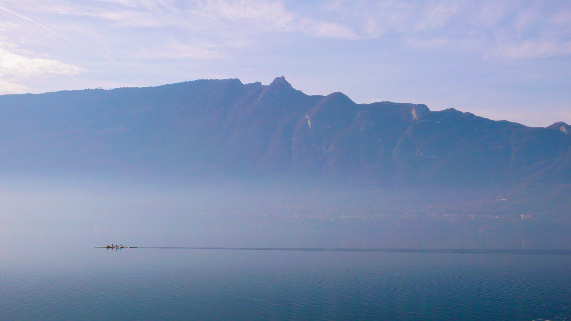 aviron sur les eaux paisible du lac du Bourget