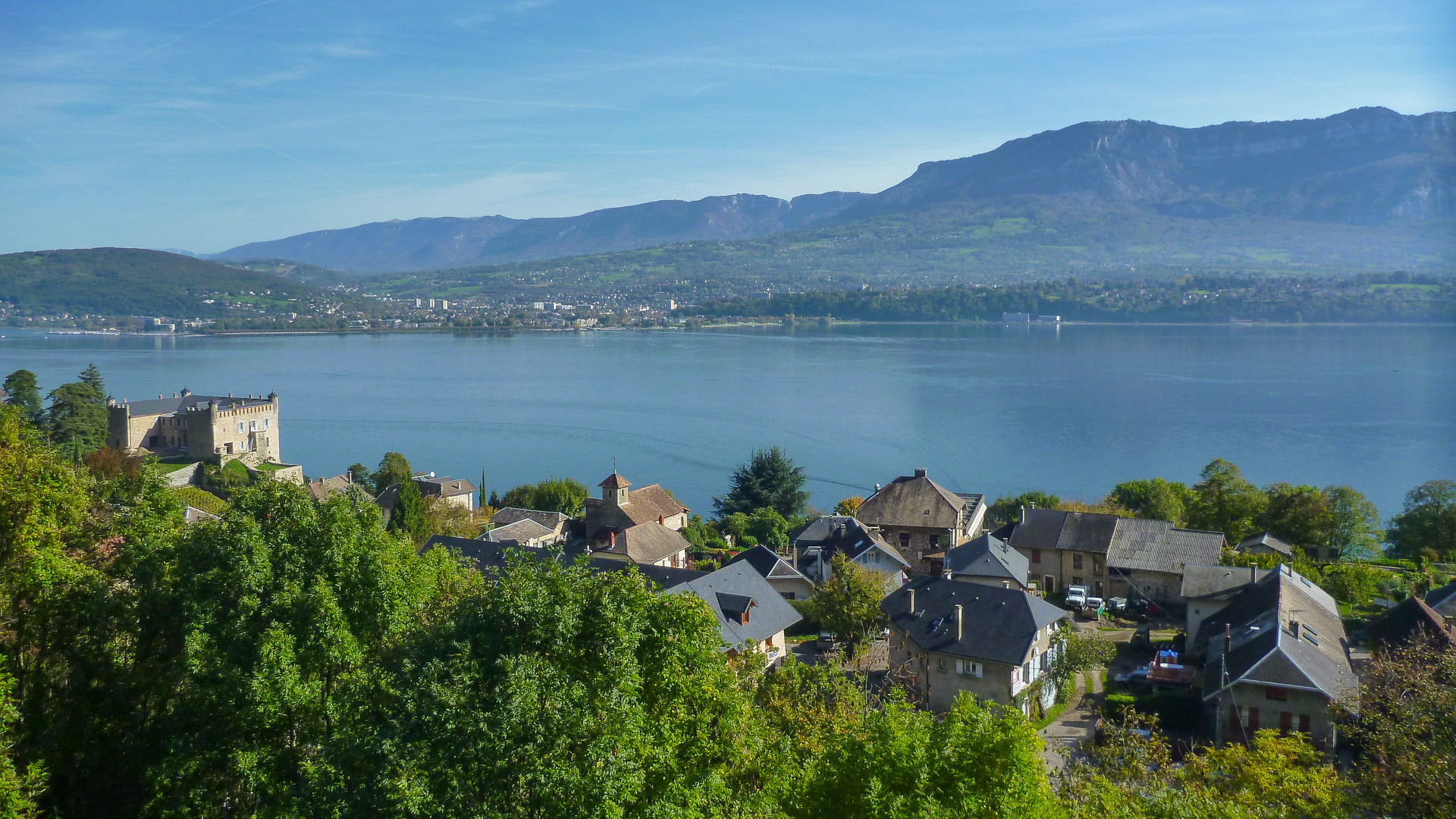 le paisible lac du Bourget et le massif des Bauges en Savoie