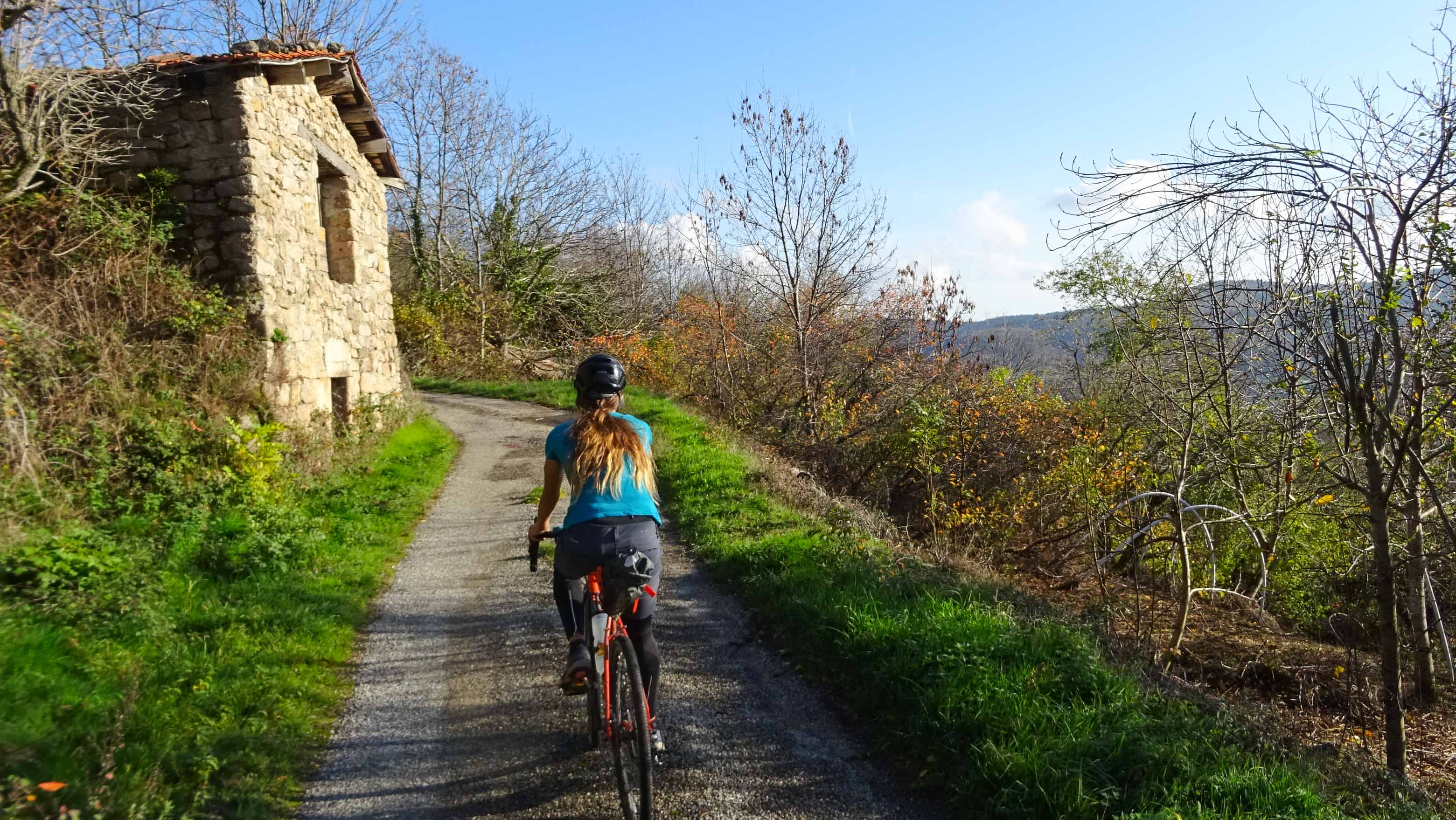 une cycliste sur une petite route au coeur du massif central