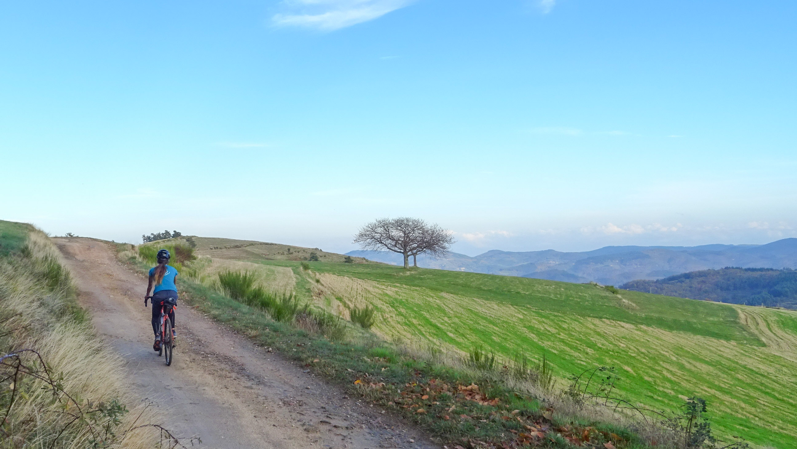 une cycliste sur une petite route au coeur du massif central