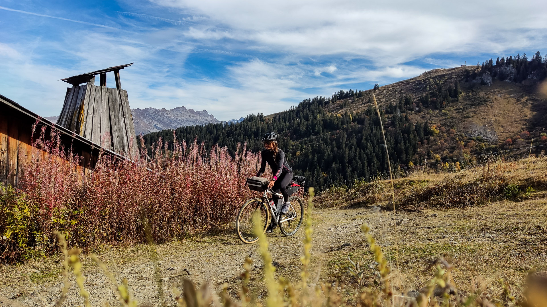cycliste sur une piste dans la station de Samoêns