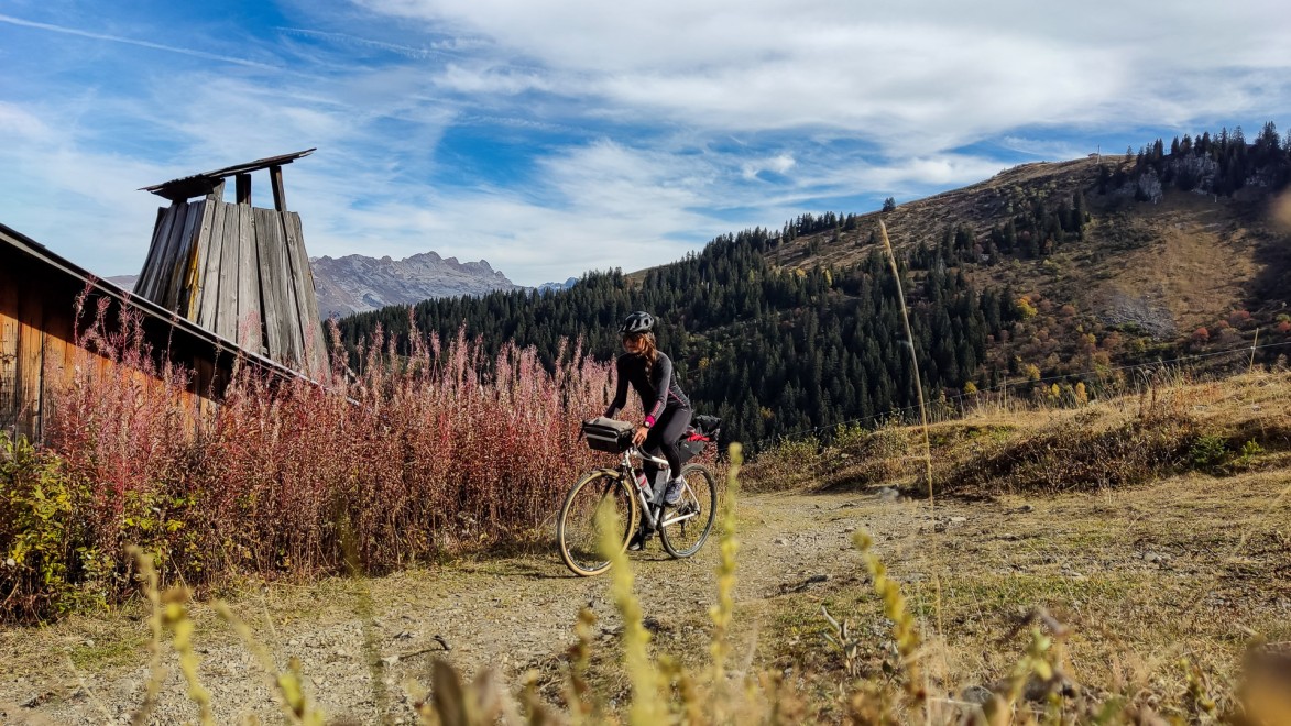 cycliste sur une piste dans la station de Samoêns