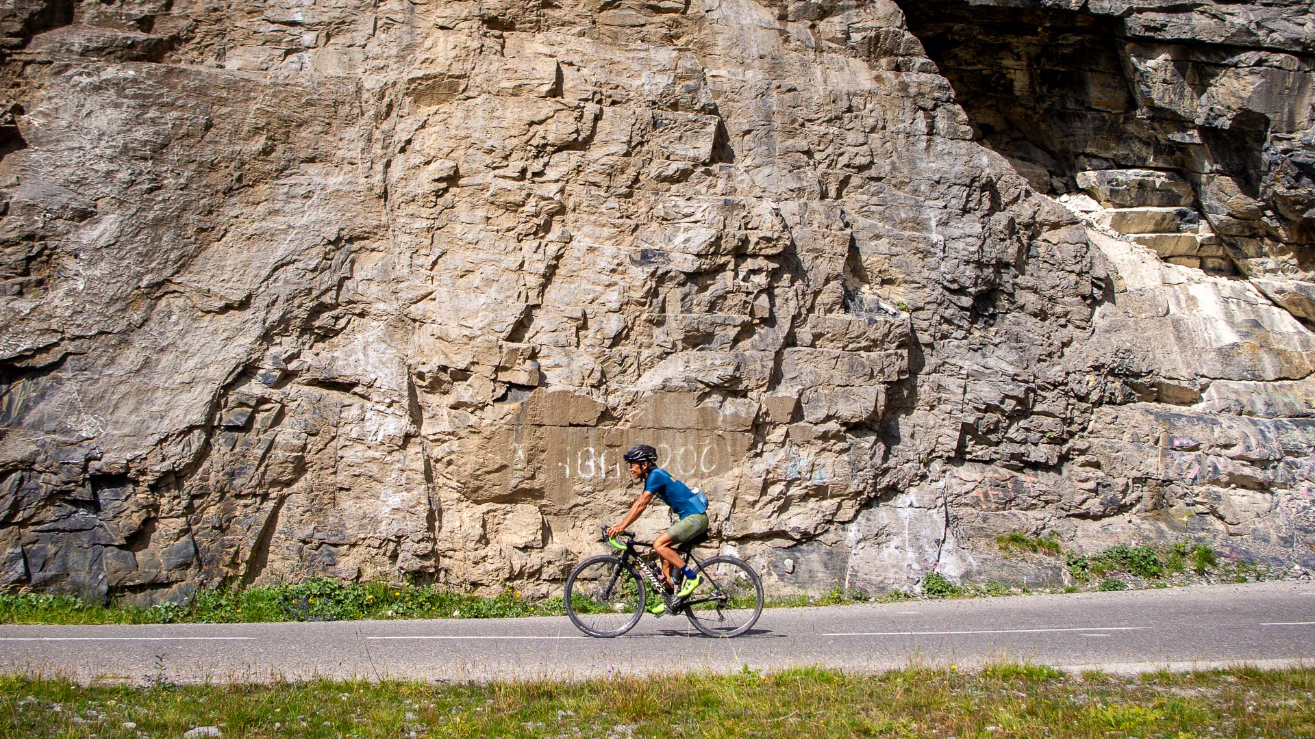 cycliste gravel sur une petite route de montagne